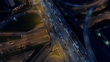 Yukarıdan yol kavşağı. Karayolu ile yukarıdan yoğun trafik.