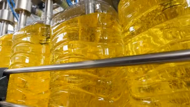 Seifenfabrik, Flaschen werden aus nächster Nähe abgefüllt. — Stockvideo