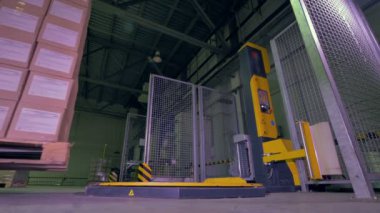 Tam bir palet sarma için forklift kaldırır.