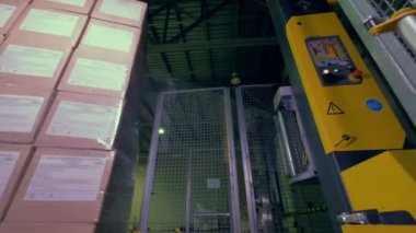 Bir palet streç film sarma kutuları dolu.