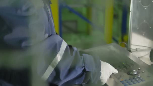 Un superviseur d'entrepôt vérifie les paramètres informatiques industriels . — Video