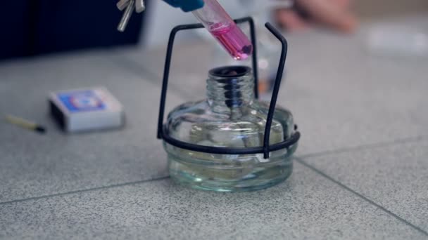 Productos químicos hierve dentro del tubo de vidrio en vista de primer plano . — Vídeo de stock