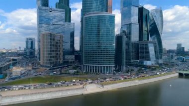 Şehir gökdelenler bir helikopter havadan çekim.