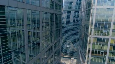 Modern şehir. Etkileyici gökdelenler dron üzerinden. 4k.