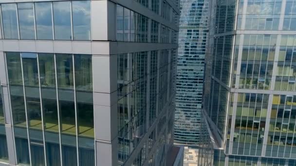 Aerial close up between two skyscraper. — Stock Video