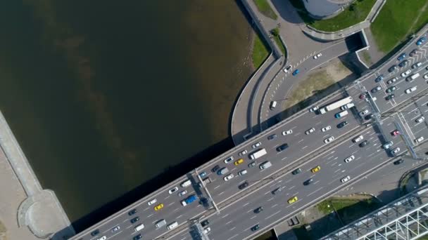 Ángulo alto aéreo de un puente de la ciudad . — Vídeos de Stock