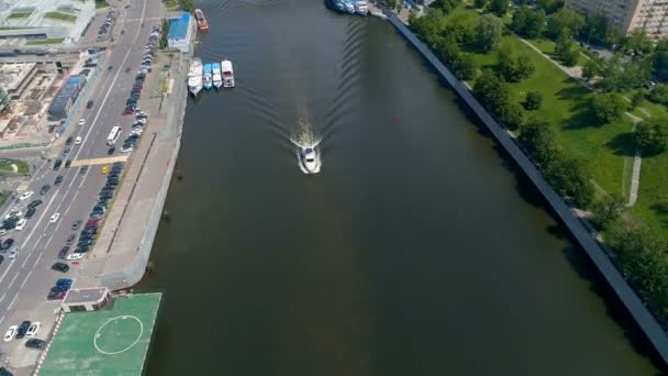Letecká vysoký úhel člunu podél řeky. — Stock video