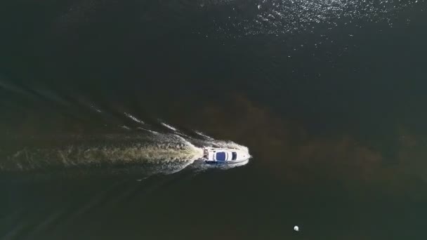 Imagens de drones de barcos a motor navegando no rio . — Vídeo de Stock