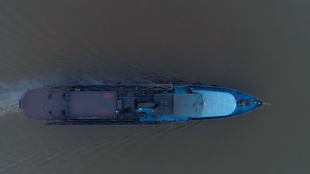 Groot schip navigeren van de rivier, weergave van bovenaf. — Stockvideo