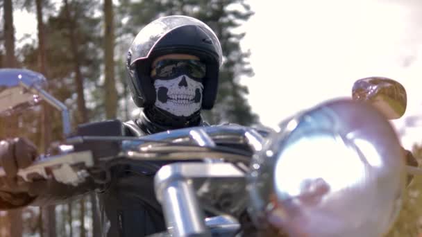 Ένας άνθρωπος που κάθεται στη μοτοσικλέτα του φορούν εργαλεία ασφάλειας. — Αρχείο Βίντεο