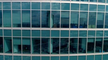 Aşağı bir gökdelen pan.