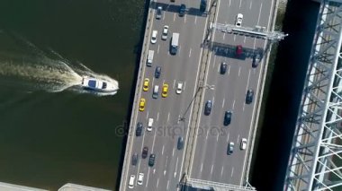 Köprünün altından geçen nehir, gezinme Motorlu tekne.