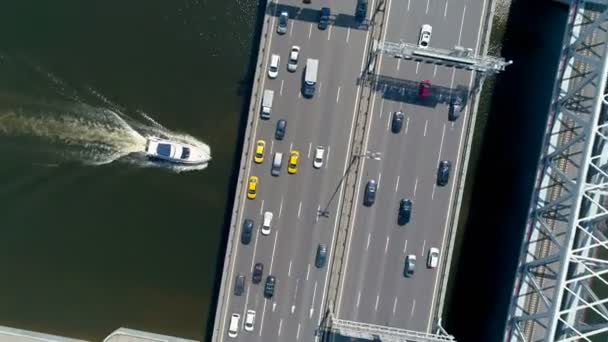 Köprünün altından geçen nehir, gezinme Motorlu tekne. — Stok video