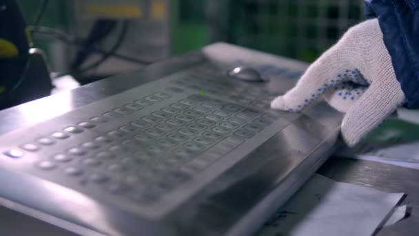 Una mano guantata di un magazziniere che usa una tastiera . — Video Stock