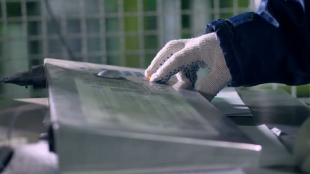 Un travailleur en gants de coton utilisant un clavier industriel . — Video