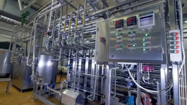 Elektrik bir dolapla düğmeleri ve küçük Led ekranlar ışıklı. 4k.