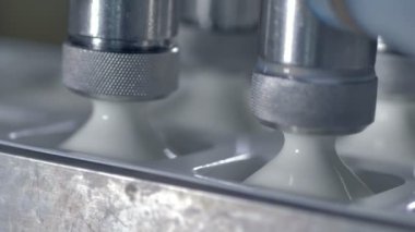 Ekşi krema paketleme işlemini makro görünümü.