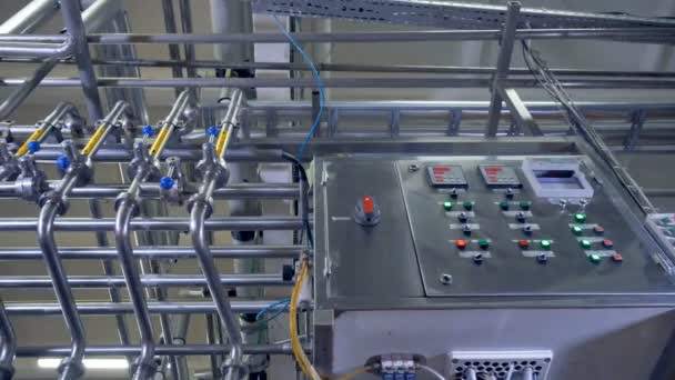 Una vista bassa sull'unità di controllo di fabbrica . — Video Stock