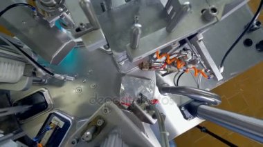 Pnömatik ve elektrik ekipman peynir ambalaj üzerinde çalışır.