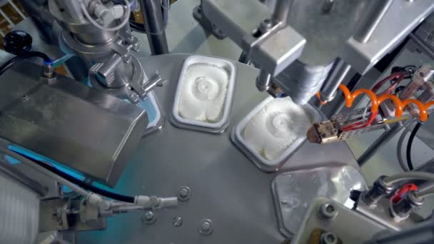 Una mesa redonda con equipo robótico para el envasado de queso . — Vídeo de stock