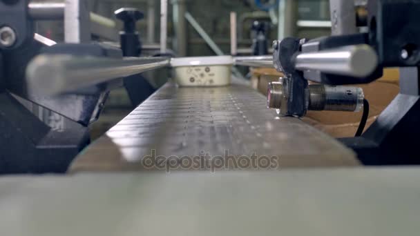 I pacchetti di formaggio passano la scansione laser su un trasportatore . — Video Stock