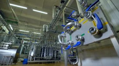 Tüm ekipman bir süt fabrikası çalışma içinde Boru hattların başka şekilli uzak manzara. 4k.