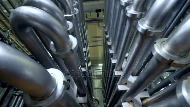 Крупним планом сталеві водопровідні труби на молочному заводі . — стокове відео