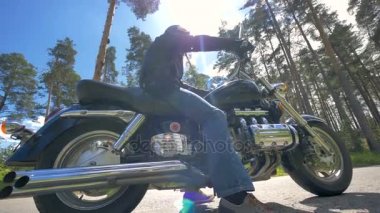 Bisikletiyle oturan bir adam düşük bir görünüm. Motosikletçi.