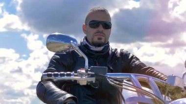 Bir motosiklet motosikletine oturma zaman çevreleyen görünümü alır. 4k.