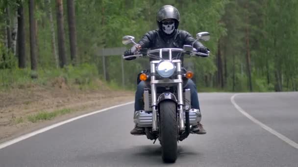 Un motocycliste emprunte une route de campagne et saisit les deux guidons . — Video