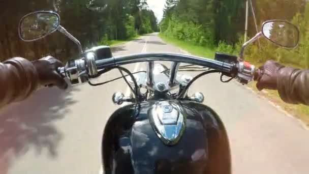 Een motorfiets rijden in de eerste weergave met grepen, hendels en spiegels zichtbaar. 4k. — Stockvideo