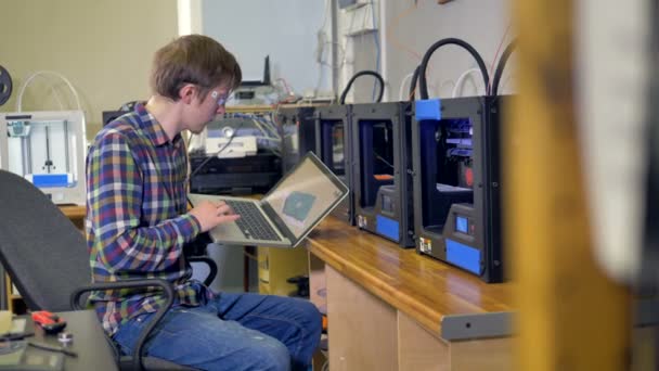 Um engenheiro ajusta um modelo digital de impressão 3D . — Vídeo de Stock