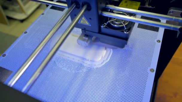 Un rápido proceso de impresión 3D desde arriba . — Vídeos de Stock