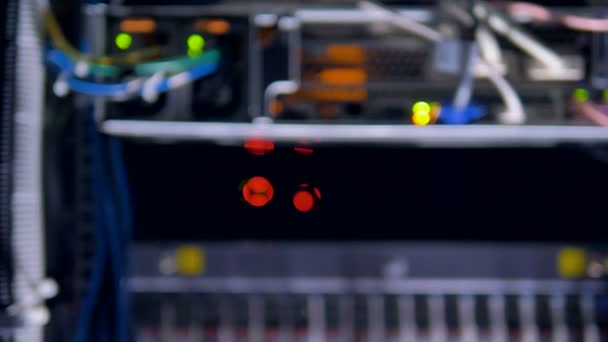 网络活动灯闪烁红色和绿色数据中心机柜内。4 k. — 图库视频影像