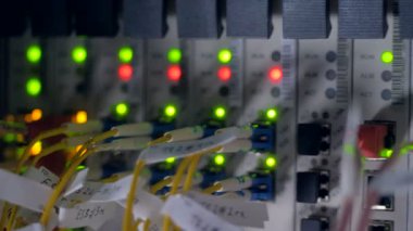 Çalışan bir ağ sistemi LED ışıkları bulanıklık.