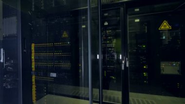 Bir veri merkezi odaya kapalı cam kapı.