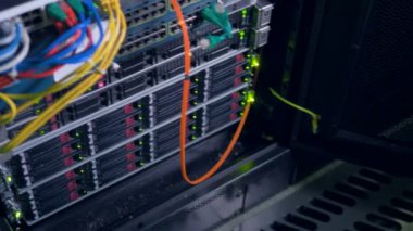 Bir veri merkezi bellek blokları ile açık bir dolapta.