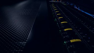 Düşük açılı görünümü bir veri depolama kule içinde birçok sabit disklerle üzerinde. 4k.