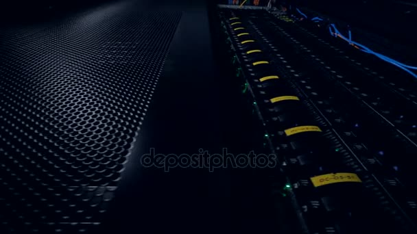 Blick auf einen Datenträgerturm mit vielen Festplatten im Inneren. 4k. — Stockvideo