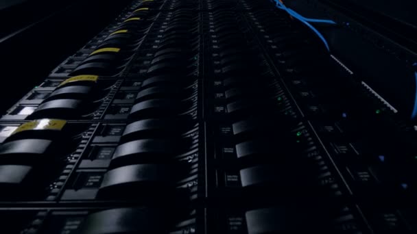 Torre de armazenamento de dados de operação com indicadores verdes . — Vídeo de Stock