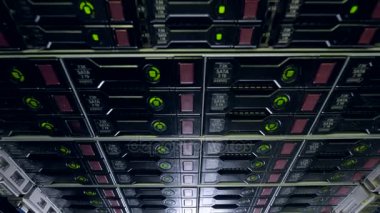 Pek çok düzeyde sabit diskler aynı anda çalışma.