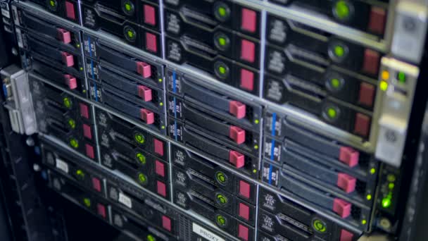 Un server dati pieno di dischi rigidi da 2 TB funzionanti con indicatori verdi. 4K . — Video Stock