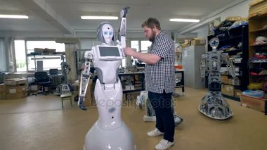 Bir robot bir dış kabuk bir mühendis vidayı.