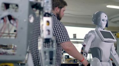 Bir mühendis kendi yuvalarında vida somun eklemek için bir robot kol kaldırdı. 4k.