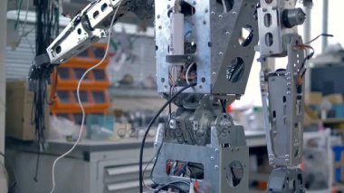 Onarımlar için ele geçen uzun boylu bir insansı robot.