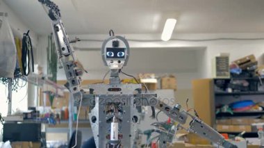 Bir kol hareketi sınamak için bir insansı robot.