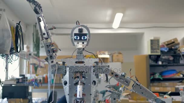 Ένα βραχίονα κίνημα δοκιμή για ένα ανθρωποειδές ρομπότ. — Αρχείο Βίντεο