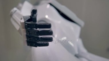 Bir dinlenme robotlar hurma ile siyah parmakları beyaz bir vücut için taahhüt. 4k.