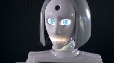 Gözleri hareketli beyaz bir kadın robot.