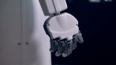 Silah biraz bükme siyah parmakları ile dinlenme robotlar.